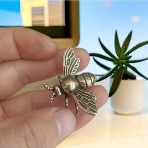 1pc Retro Metal Bee Statue Decor, Insect Figurine For Office Desk, Home Room Decoration, Metal Craftwork 1